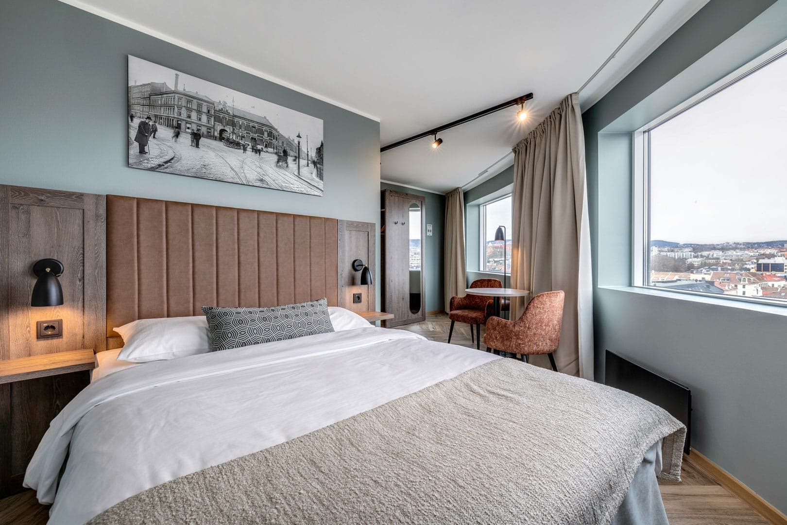 Double room with double bed and a window facing the city