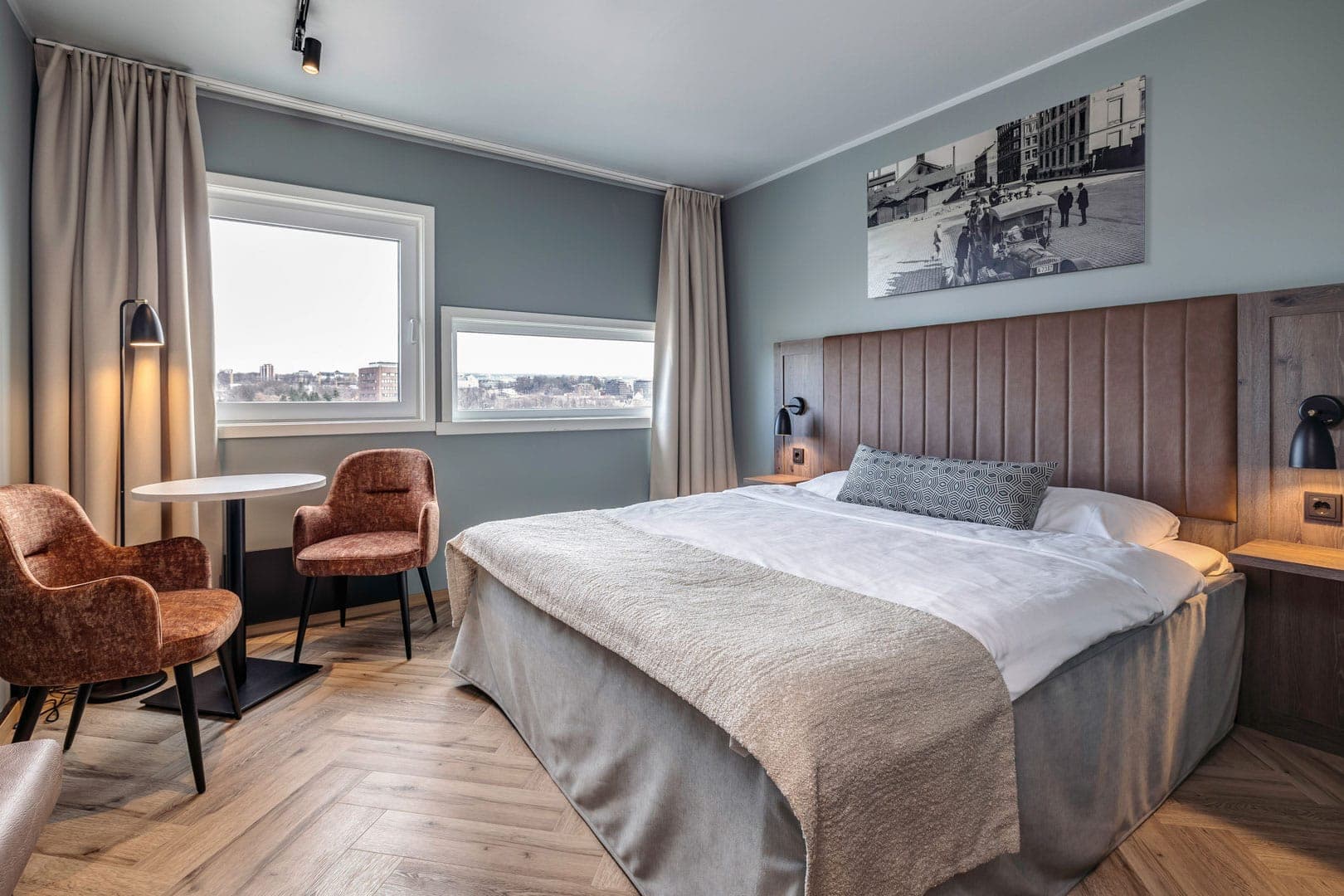 Dobbeltrom med sittegruppe og utsikt over Grünerløkka