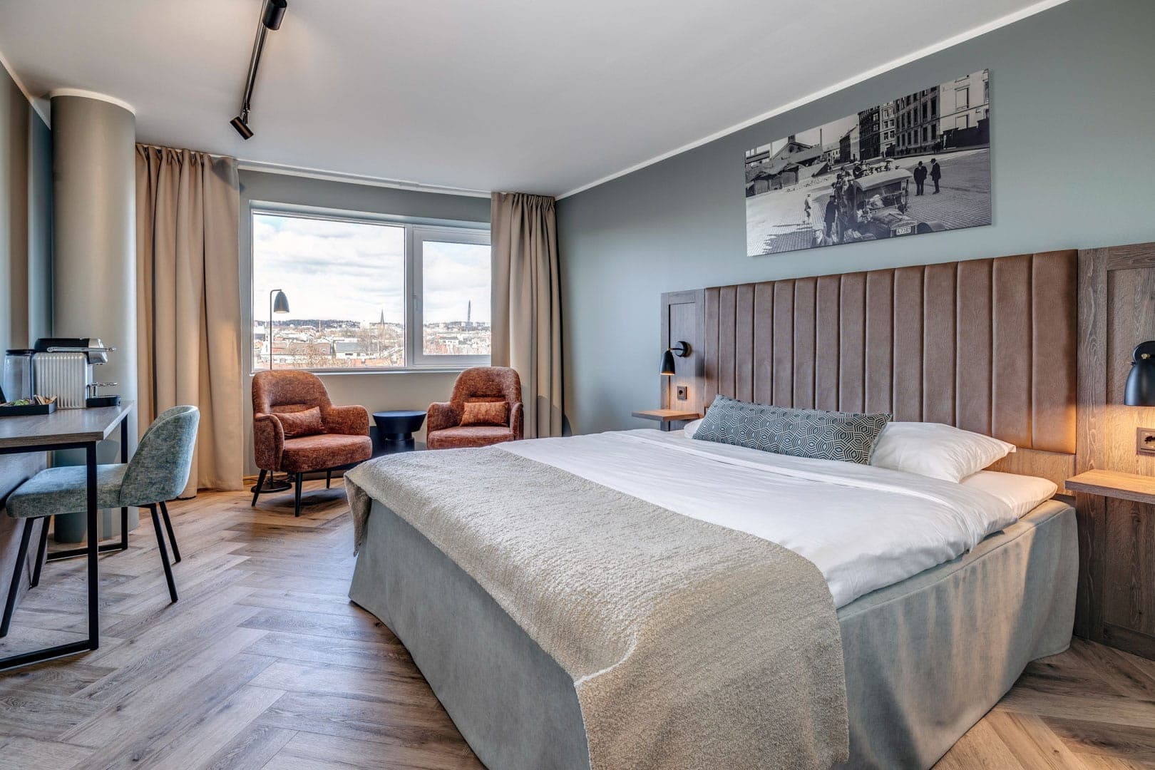 Double room with armchairs by the window