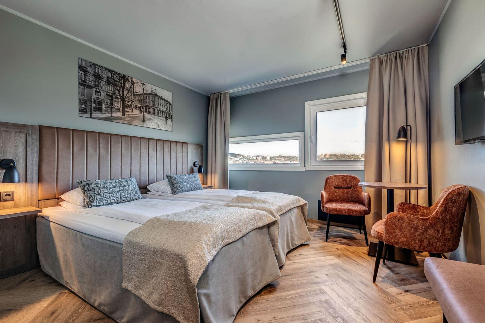 Twin room with two beds and a seating area
